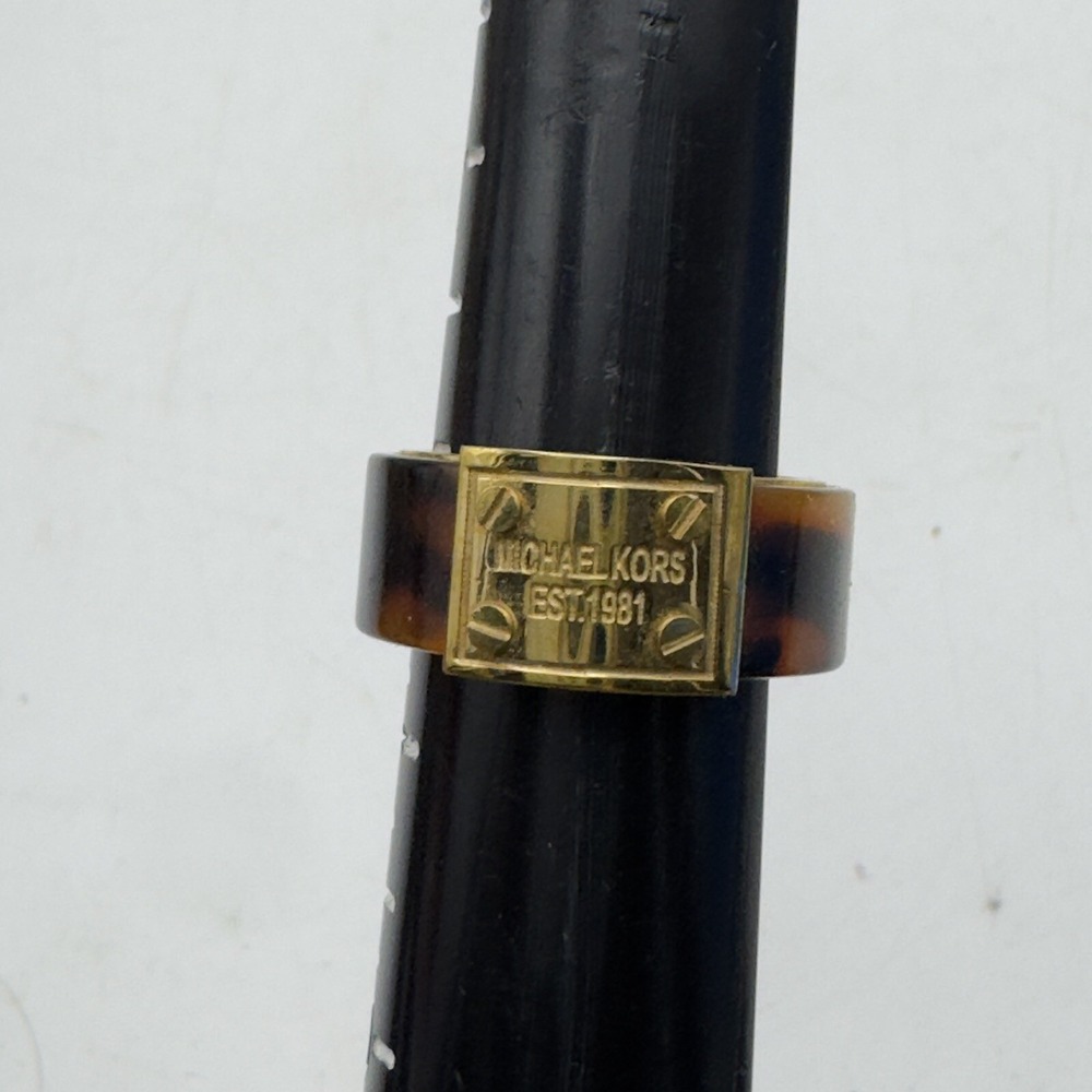 Sz 8 Michael Kors Gold Tone Tortoise Shell Design Band Ring Heritage Logo Plaque - Picture 8 of 9